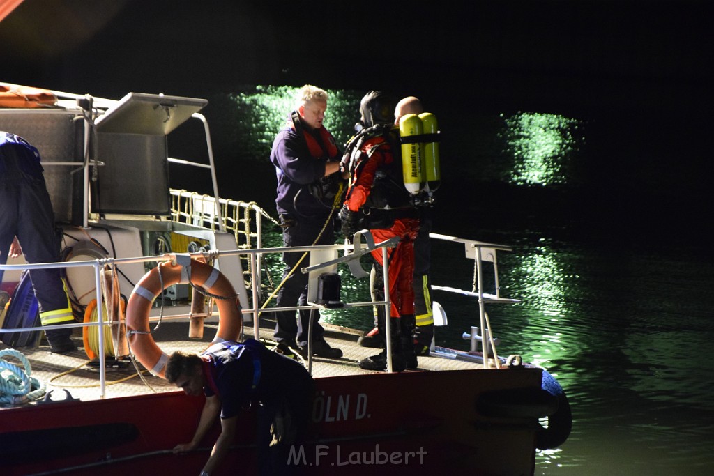 Havarie Wassereinbruch Motorraum beim Schiff Koeln Niehl Niehler Hafen P397.JPG - Miklos Laubert